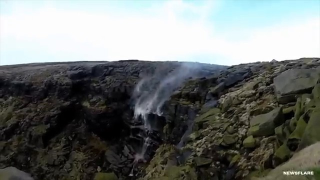 Cascade dont l'eau est repoussée vers le haut par des vents violents