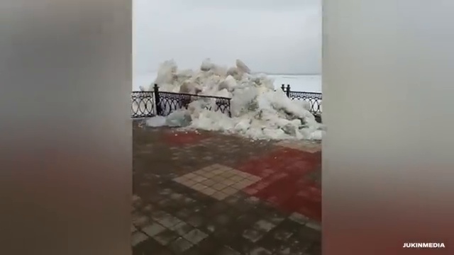 Amas de glace de rivière débordant sur une promenade piétonne