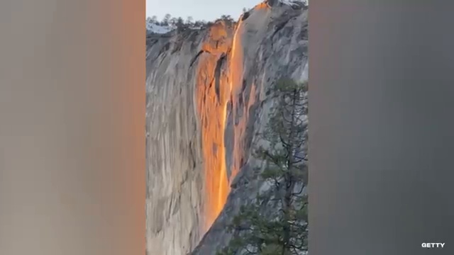 La cascade Horsetail Fall illuminée en orange ressemblant à de la lave