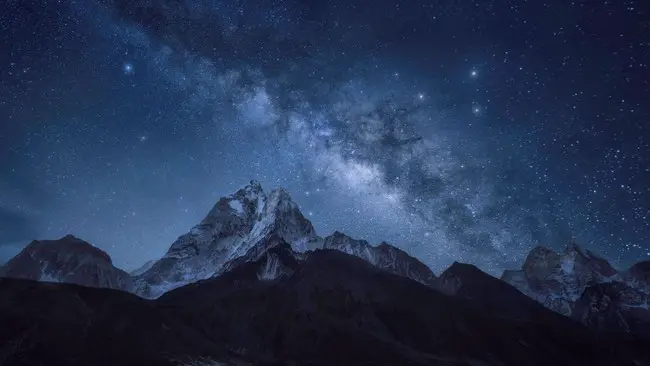 Pourrait-il exister un univers parallèle au-delà du nôtre ? La Voie lactée, représentée ici telle qu’on la voit depuis la Terre, n’est qu’une parmi des centaines de milliards, voire des milliers de milliards de galaxies dans l’univers. Chaque galaxie est composée de milliards de milliards d’étoiles, dont chacune pourrait avoir des planètes. L’une d’entre elles pourrait-elle ressembler à la nôtre ?