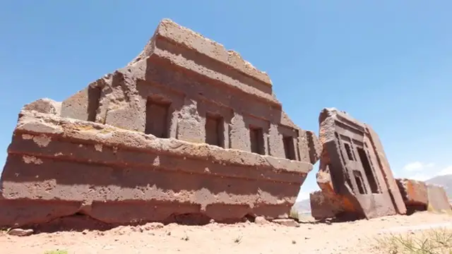 Vue d'ensemble des ruines de Puma Punku montrant les massifs blocs mégalithiques.