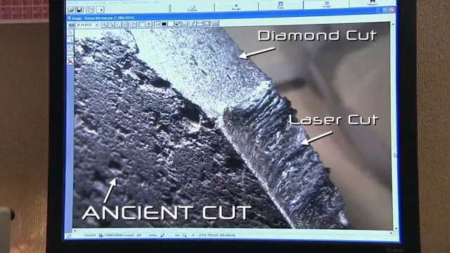 Image microscopique comparant la surface d'une coupe ancienne à des coupes modernes au laser et au diamant.