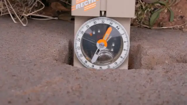 Utilisation d'une boussole pour mettre en évidence les propriétés magnétiques surprenantes de certains blocs.