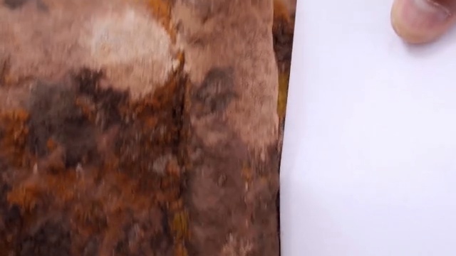 Démonstration de la précision de l'ajustement des pierres où même une feuille de papier ne peut passer.