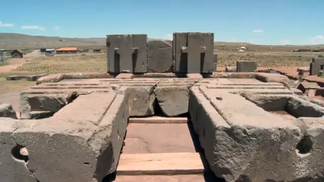Vue des blocs en forme de H à Puma Punku, illustrant la précision de la taille de la pierre.
