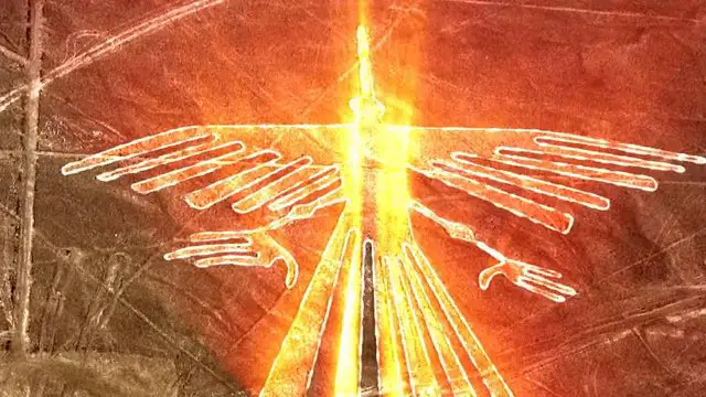 Vue aérienne d'un géoglyphe représentant un oiseau géant dans le désert de Nazca.
