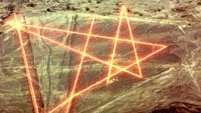 Motifs géométriques complexes gravés dans le sol, défiant les explications conventionnelles.