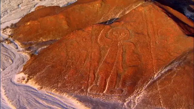 Vue aérienne du géoglyphe de « l'astronaute » gravé sur le flanc d'une colline.