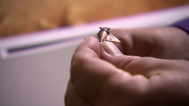 Présentation d'un objet funéraire précolombien en or ressemblant étrangement à un avion moderne.