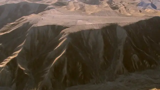 Photographie aérienne du mont Palpa montrant son sommet parfaitement plat, suggérant un terrassement massif.
