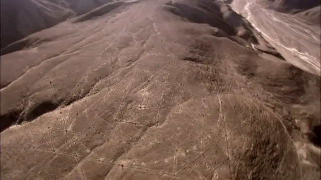 Vue aérienne détaillée du géoglyphe complexe connu sous le nom de « Soleil, Étoile et Croix ».