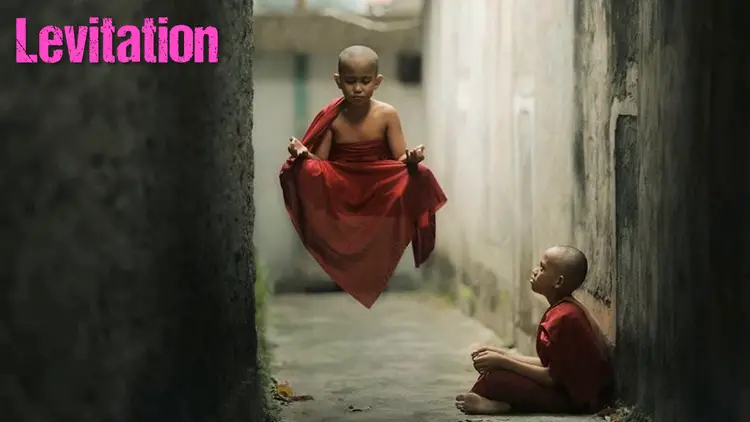 Représentation d'un jeune moine bouddhiste en pleine lévitation dans une ruelle.