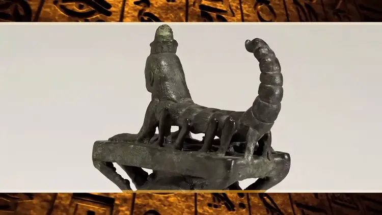 Gros plan sur une statuette en bronze représentant une divinité scorpion, liée au titre de'conjureur de Serket' du médecin.