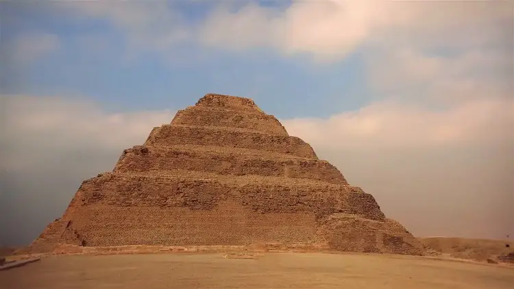 Animation conceptuelle montrant le fonctionnement théorique d'un ascenseur hydraulique utilisant l'eau pour élever les blocs de pierre.