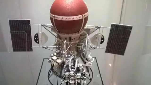 Image de la sonde Venera 14 montrant le bras mécanique qui a échoué à tester le sol car il a frappé le capuchon de l'objectif de la caméra resté sur le sol.