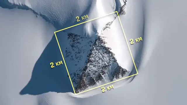 Image satellite montrant une formation en forme de pyramide dans les glaces de l'Antarctique avec des mesures de 2 km de côté.