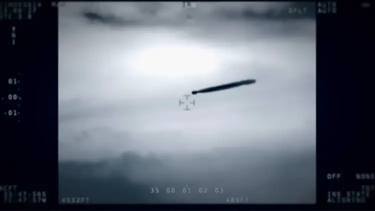 Capture d'écran infrarouge de la vidéo déclassifiée par la marine chilienne montrant un objet volant non identifié émettant un panache.