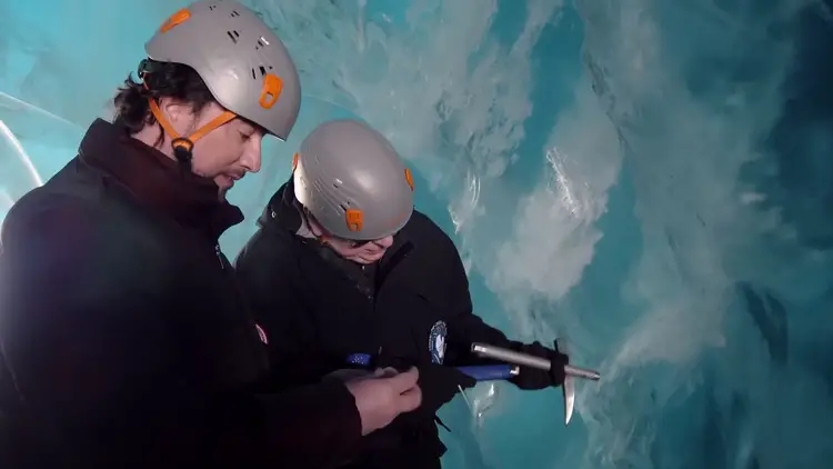 Le Dr Richard Hoover et son équipe extrayant une carotte de glace bleue millénaire dans la grotte de Whistler au Canada.