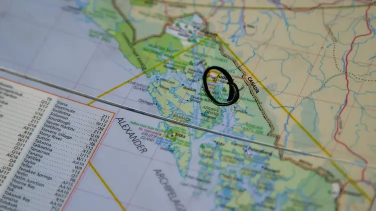 Carte de l'Alaska montrant les lieux et dates des signalements de créatures marines.