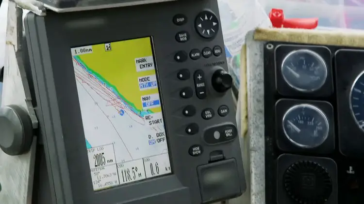 Sonar révélant une forme massive et solide se déplaçant sous l'embarcation.