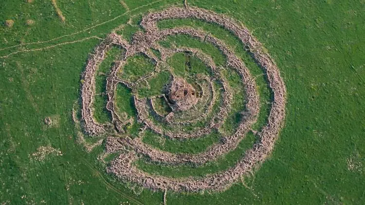 Vue aérienne du « Roue des Géants », un cercle de pierre dans le plateau du Golan.