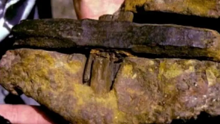 Le marteau de London, Texas, incrusté dans une roche vieille de plusieurs millions d'années.