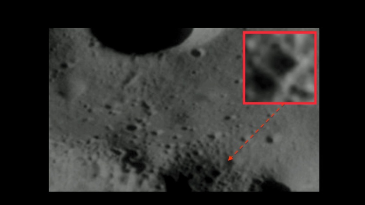 Image de la surface lunaire montrant une structure géométrique avec des angles à 90 degrés.