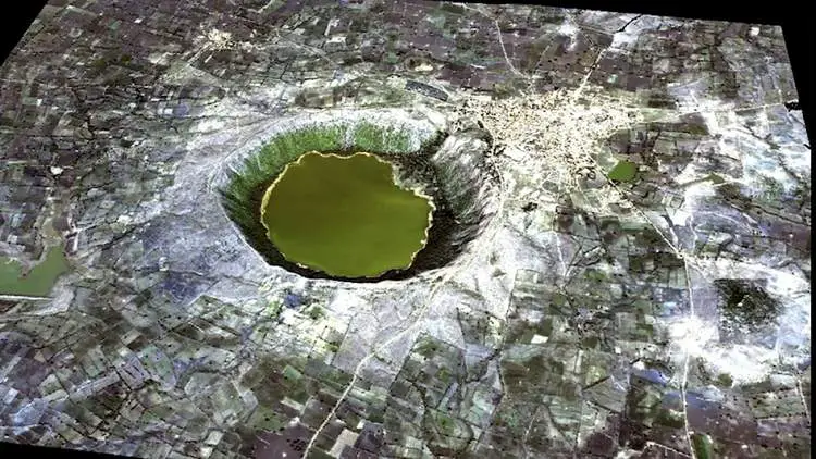 Vue satellite d'un cratère inexpliqué près des sites archéologiques, sans trace d'impact météoritique.