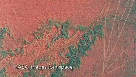 Image satellite de Chaco Canyon montrant des lignes droites et des motifs géométriques tracés dans le paysage.