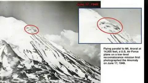 Photographie aérienne en noir et blanc de l'anomalie sur le mont Ararat, entourée d'un cercle rouge.