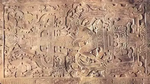 Détail de la gravure sur la dalle de pierre du sarcophage de Pakal à Palenque, montrant une figure humaine dans une position complexe.