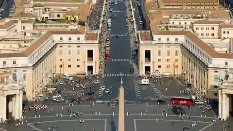 Vue aérienne de la place Saint-Pierre au Vatican, soulignant sa forme circulaire et la présence d'un obélisque égyptien en son centre.