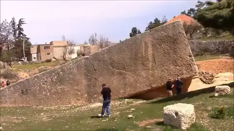 Vue d'un bloc de pierre massif à Baalbek, illustrant la taille monumentale des structures mégalithiques étudiées.