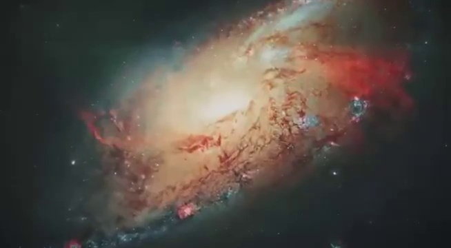 Vue d'une galaxie lointaine pour illustrer la rétrocausalité et l'observation de la lumière à travers l'espace et le temps