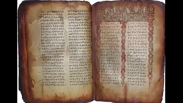 Aperçu des pages d'un ancien manuscrit du livre d'Hénoch rédigé en langue guèze (éthiopien ancien).