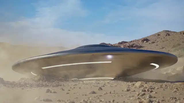 Vue du vaisseau spatial en forme de soucoupe encastré dans le sol désertique.