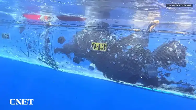 Vue sous-marine de la trappe de sécurité permettant aux animaux marins de s'échapper