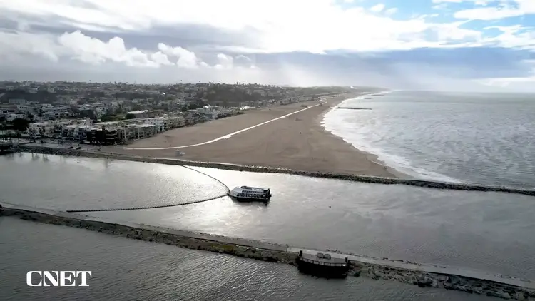 L'Intercepteur 007 bloquant les déchets à l'embouchure d'une rivière à Los Angeles