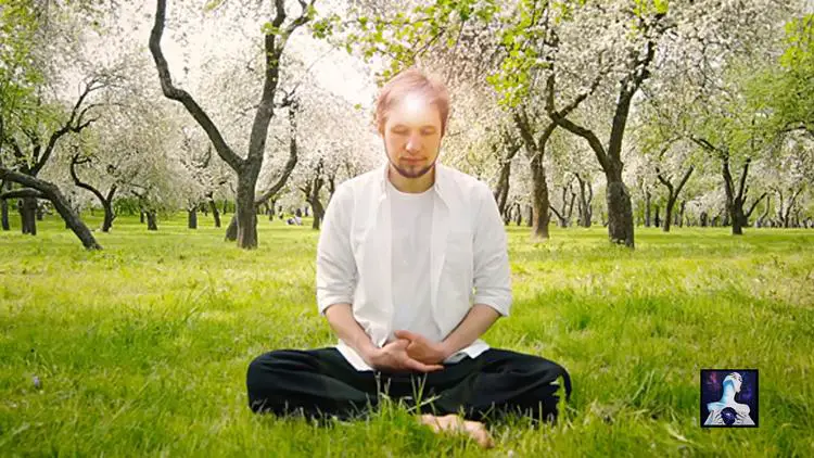 Homme pratiquant la méditation dans la nature pour stimuler le troisième œil