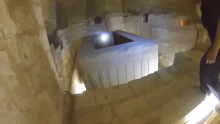 L'intérieur du Sérapéum montrant l'une des immenses boîtes en granit massif de 100 tonnes, parfaitement taillée.