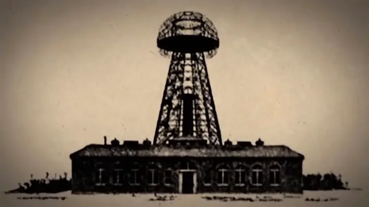 Illustration de la célèbre tour de Wardenclyffe de Nikola Tesla, conçue pour la transmission d'énergie sans fil.