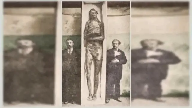 Gros plan sur une coupure de presse ancienne intitulée'Race of Men Were Giants', illustrant les premières découvertes de squelettes de grande taille.