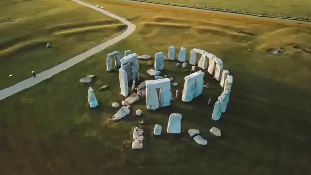 Vue aérienne du site de Stonehenge, souvent associé dans les légendes européennes à des constructions réalisées par des géants.