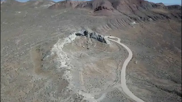 Vue aérienne de l'entrée de la grotte de Lovelock, lieu central des légendes sur les géants Si-Te-Cah.