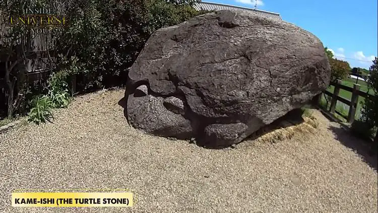 Le Kame-Ishi, ou Pierre Tortue, à Asuka, Japon.