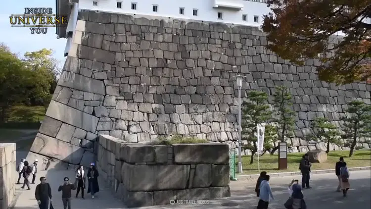 Le mur de fondation du château d'Osaka, Japon.