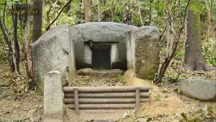 La pierre d'Ishi-no-Hōden, vue de près.