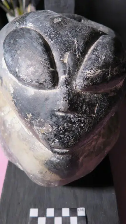 Nazca. Pierre gravée d'un visage d'humanoïde.