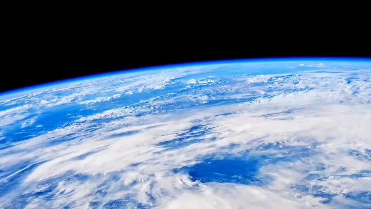 Vue de la Terre depuis l'espace, désignée sous le nom d'Anglusaha ou la Perle Bleue par la Confédération.