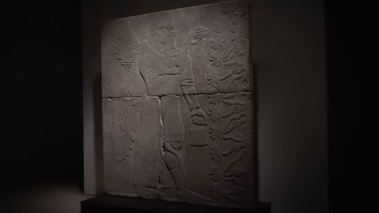 Bas-relief mésopotamien représentant une figure ailée tenant un sac à main, illustrant la présence récurrente de ce symbole dans l'art ancien.